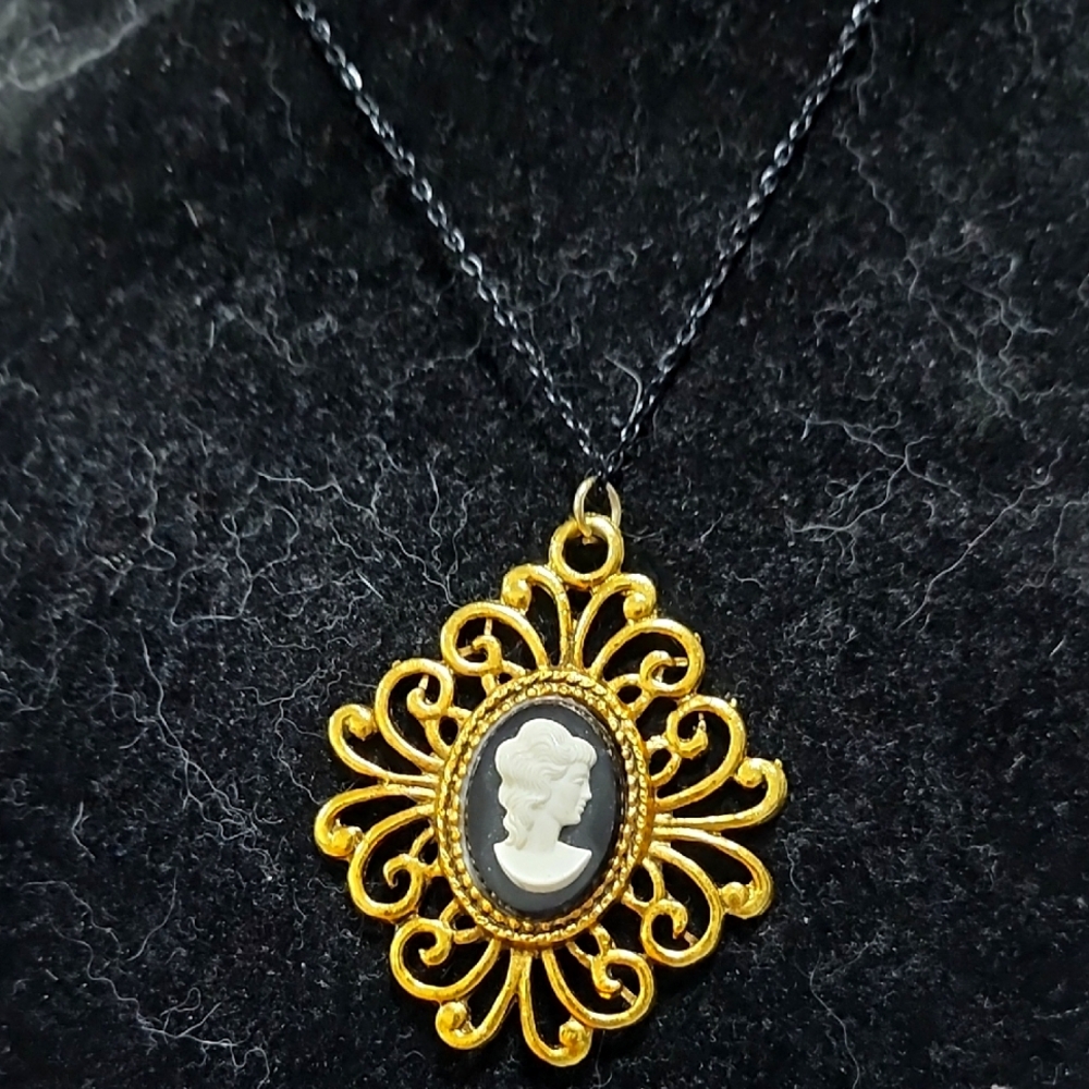 Hand Crafted Royal Reminiscene Necklace - Picture 1 of 4